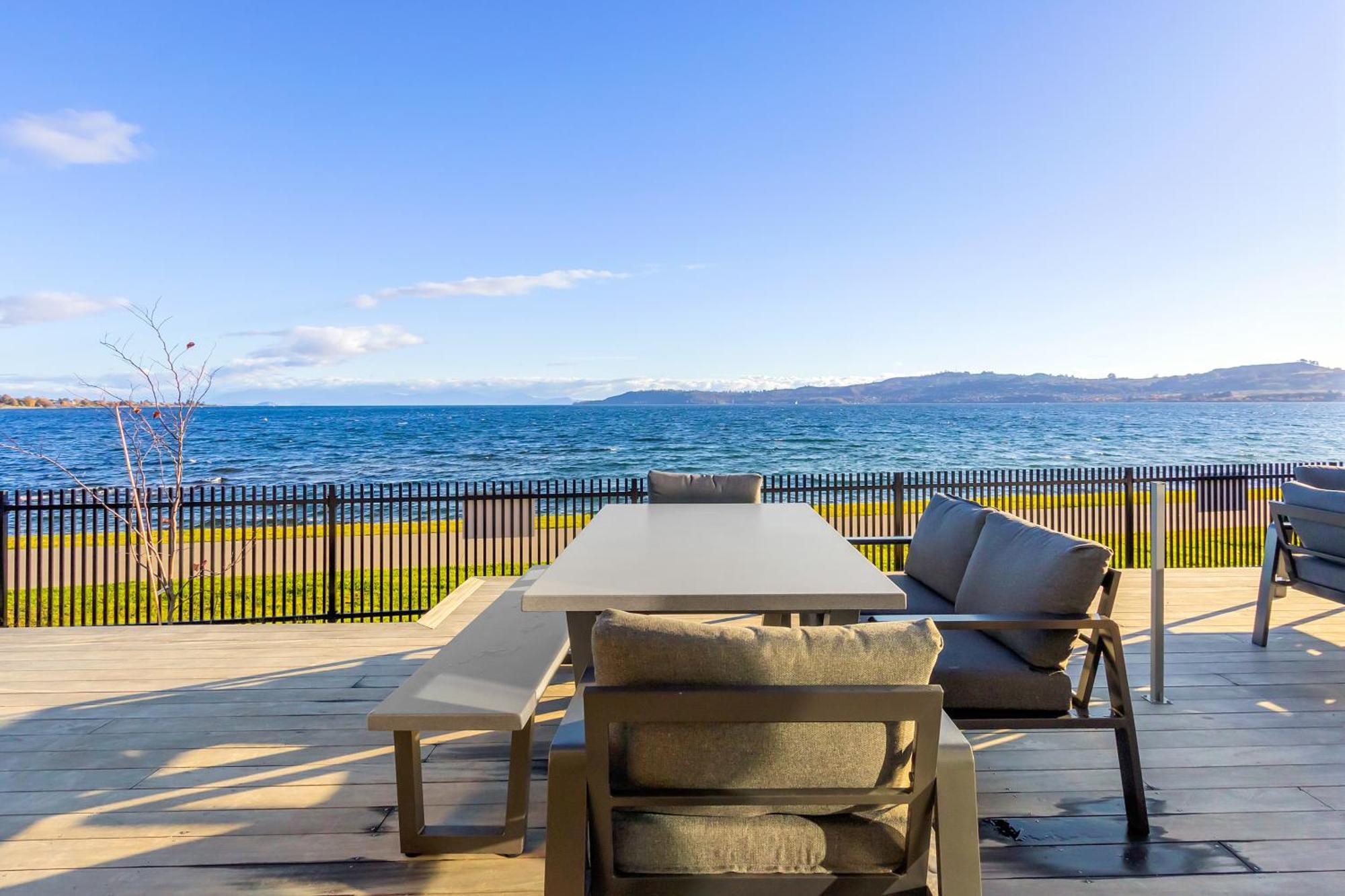 Absolute Lakefront House Holiday home